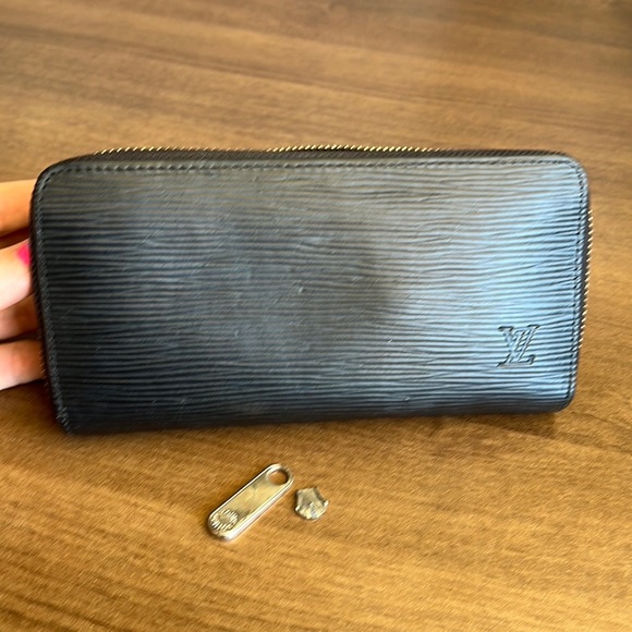 Louis Vuitton Epi wallet send me an offer because of the zipper - Picture 3 of 9